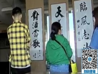 到手工活之家考察的客戶，看著豎版的珠繡畫天道酬勤感嘆不已