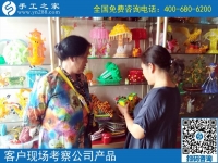 在家做手工活掙錢沒有年齡限制，云南曲靖劉女士做手工活外發(fā)加工掙錢后這樣說