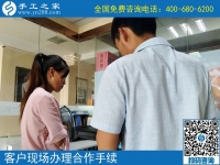 做一個能掙錢的寶媽，活出自己的風采。山東德州的盧女士在家做手工活后的分享