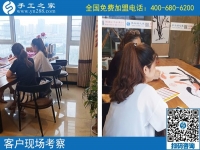 7月29日，為什么都選手工之家的珠繡串珠外放手工活？正規(guī)的手工活外發(fā)加工廠家有什么特征？手工之家接待考察加工客戶剪影