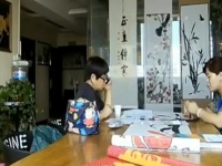 來手工之家考察，邊琢磨珠繡畫邊打電話和家人商量辦合作手續(xù)