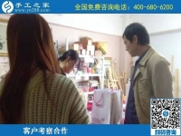 10月13日，農(nóng)忙之后不外出打工，勵志珠正規(guī)手工活是個好選擇，手工之家接待考察加工客戶剪影