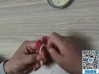 現(xiàn)場體驗學(xué)習(xí)珠繡產(chǎn)品加工針法， 手工活之家的加工客戶學(xué)的很用心