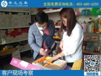 10月20日，手工活加工項目，在家做手工活掙錢，珠繡手工活負責(zé)郵寄到家還一直提供，手工之家接待考察合作加工客戶剪影