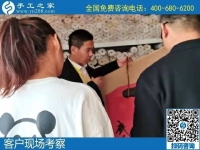11月14日，純手工活外發(fā)加工，想在家做手工活掙錢的人選擇了珠繡，手工之家接待考察加工客戶剪影