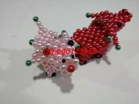 7月1日，傳承非遺傳統(tǒng)手工，勵志珠珠繡手工是正規(guī)拿回家做的手工活，常年有活兒，圖為加工人員寄回的珠繡串珠飾品實拍