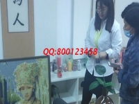 下班后的好兼職，做珠繡手工活掙錢的她帶著同事一起干