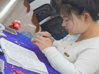3月2日，帶回家做的手工活，珠繡串珠代加工手工活是手工之家外發(fā)加工的手工活項目，圖為加工人員來手工之家現(xiàn)場學習手工技能剪影