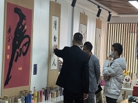 3月23日，想接正規(guī)廠家的手工活，純手工活外發(fā)加工項目，十多年的手工之家有非遺傳統(tǒng)手工珠繡，圖為手工之家接待考察合作加工客戶剪影