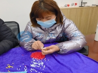 在家串串珠子就能賺錢，這個(gè)手工活串珠加工項(xiàng)目很靠譜