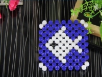 3月27日，年輕人也喜歡在家工作，把手工活拿回家做，手工之家會提供成品參考和驗收標(biāo)準(zhǔn)，圖為勵志珠珠繡串珠手工產(chǎn)品剪影