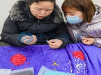 串珠繡外放手工活助力鄉(xiāng)村振興，農(nóng)民朋友農(nóng)忙時(shí)也有收入