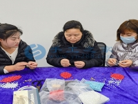 在家開(kāi)手工工作室，帶領(lǐng)周圍的人一起做手工活珠繡串珠掙錢多好！